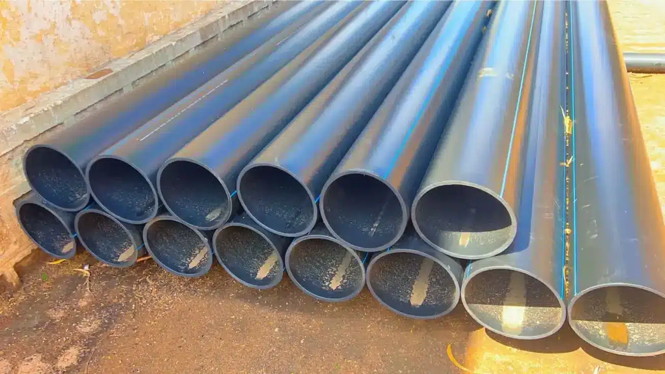 تصویر گرانول‌های پلی‌اتیلن PE100 که ماده اولیه تولید لوله‌های پلیمری هستند.