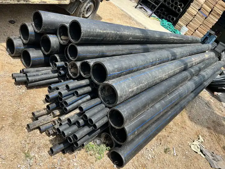 تصویر فرآیند جوشکاری الکتروفیوژن برای اتصال لوله‌های PE تحت فشار در یک خط لوله.