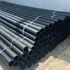 نمای دستگاه اکسترودر در حال تولید لوله‌های پلیمری؛ کنترل دقیق دما و سرعت برای تضمین کیفیت و خواص مکانیکی نهایی.