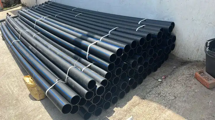 تصویر دستگاه اکسترودر که در حال تولید لوله‌های پلیمری با عبور مواد مذاب از قالب است.