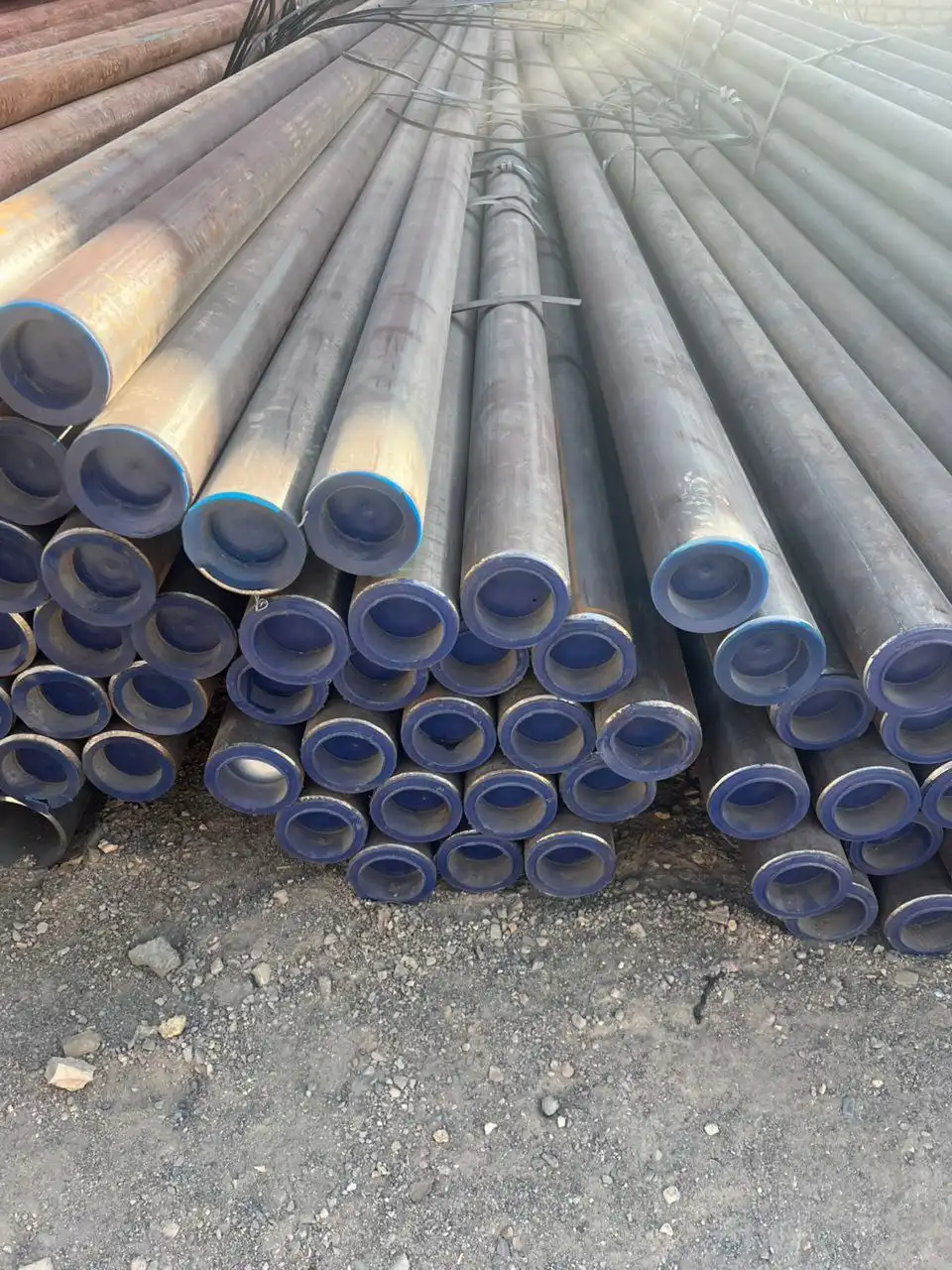 تصویر مجموعه لوله‌های مانیسمان (بدون درز) در انبار